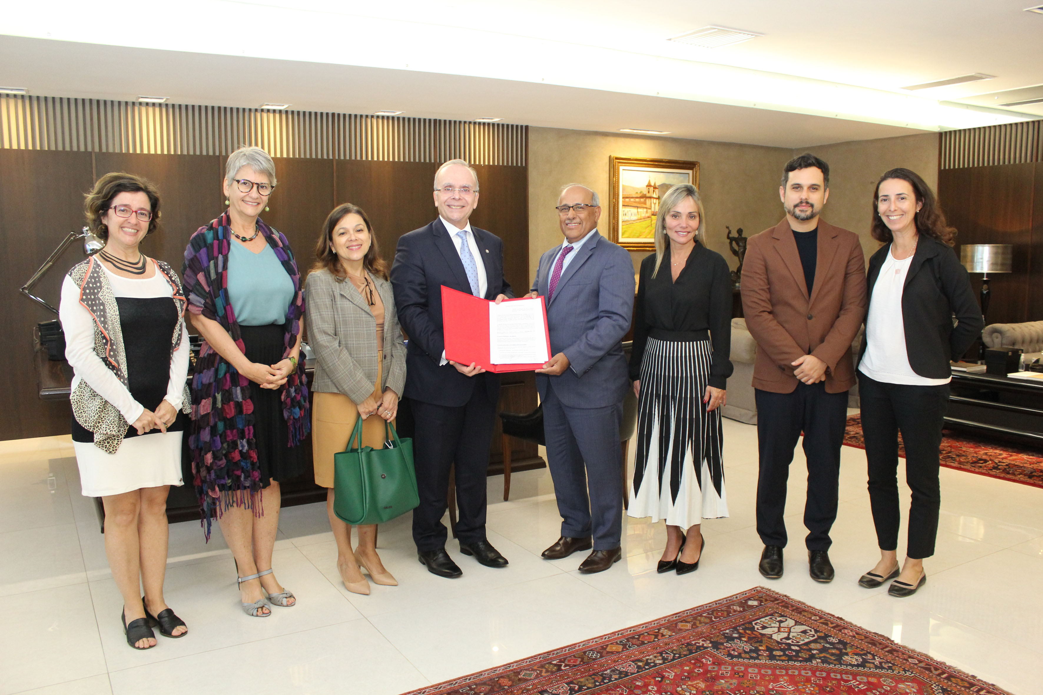 Immaculada Prieto, especialista de Comunicaçãoç Luciana Phebo, coordenadora UNICEF; desembargadora Daniella Brandão; presidente do TJRJ, desembargador Ricardo Cardozo; representante do UNICEF no Brasil, Youssouf Abdel-Jelil; juíza auxiliar da presidência Ana Paula Barros; Marcos Kalil, oficial de proteção UNICE;  e Elisa Meirelles Reis, oficial de Comunicação UNICEF