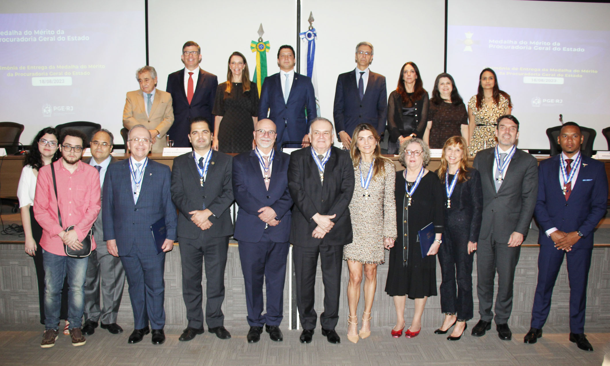 http://Desembargador Ricardo Rodrigues Cardozo é homenageado com Medalha do Mérito pela Procuradoria Geral do Estado