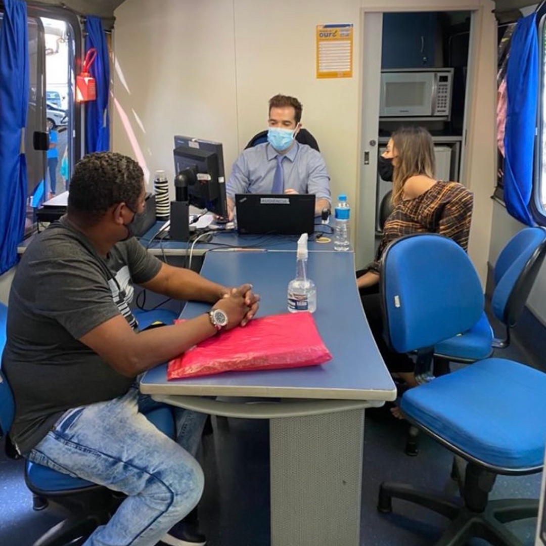 Juiz atente casal dentro do ônibus do Justiça Itinerante