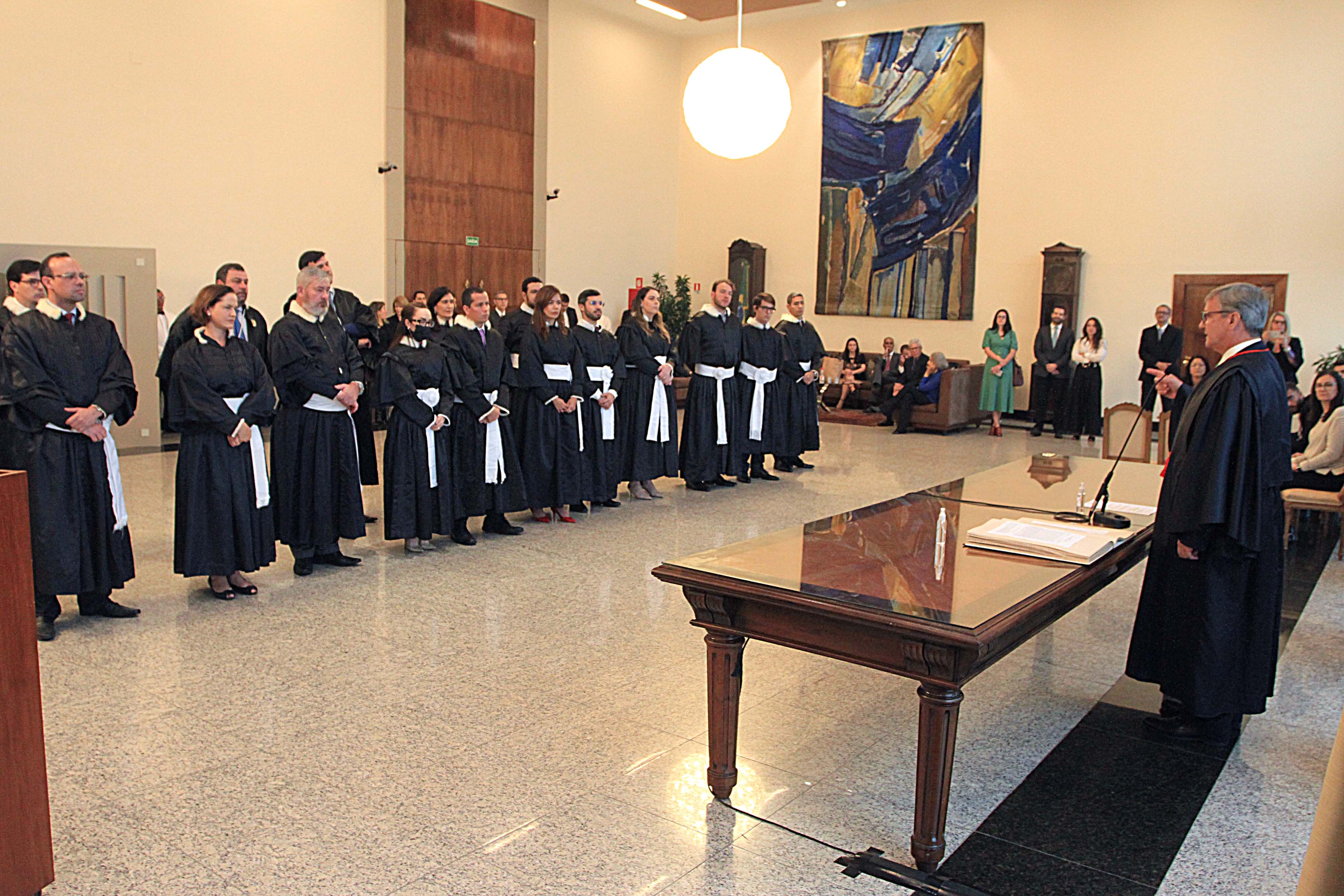 Registro feito no Salão Nobre durante solenidade de posse de 17 juízes removidos. Do lado direito da imagem, o desembargador Henrique Carlos de Andrade Figueira, presidente do TJRJ, fala. Do lado esquerdo, os 17 magistrados de pé.