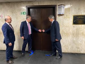 O corregedor-geral da Justiça, desembargador Ricardo Rodrigues Cardozo; o 2º vice-presidente do TJRJ, desembargador Marcus Henrique Basílio; e o presidente do TJRJ, desembargador Henrique Carlos de Andrade Figueira, inauguram as 2ª e 3ª Varas Especializadas em Organização Criminosa.