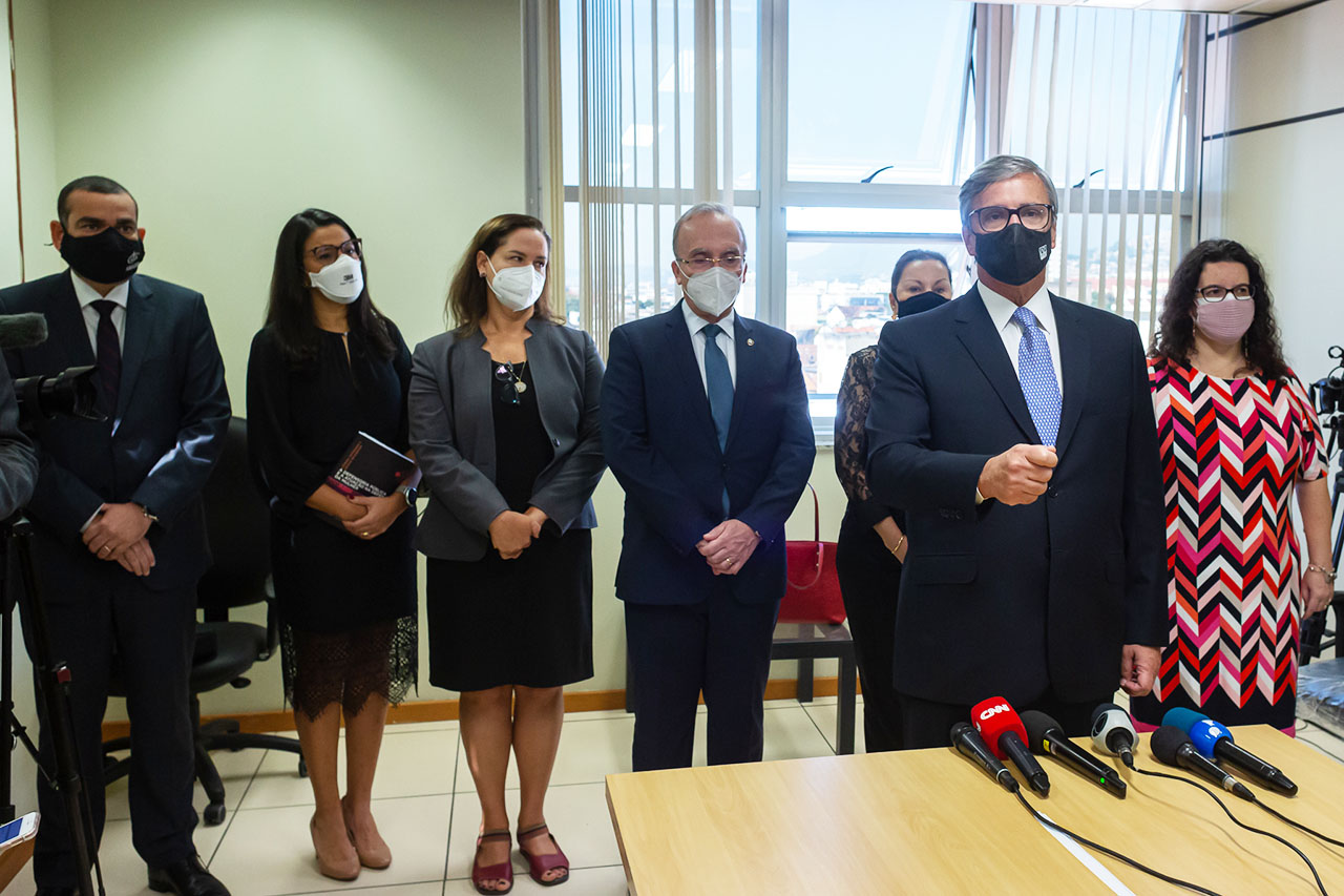 presidente do tjrj, desembargador Henrique Figueira, observado por magistrados e magistradas enquanto concede entrevista