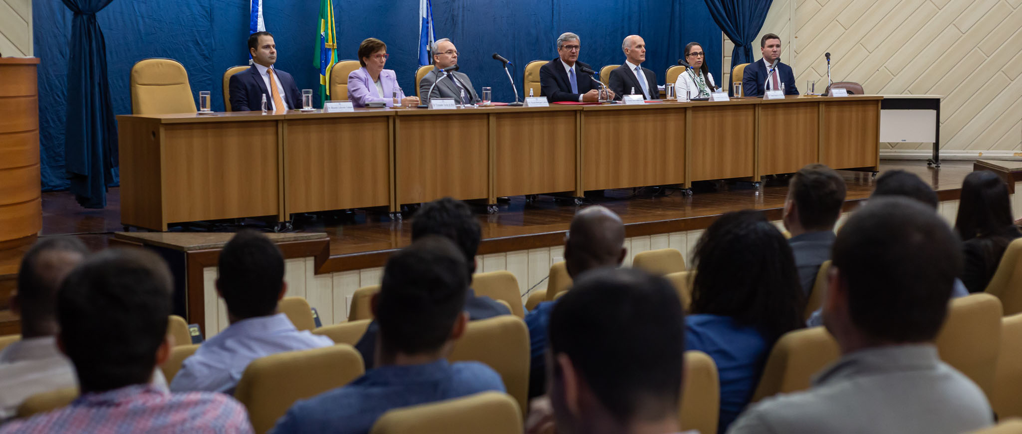 Da esquerda para direita sentados: Ricardo Lafayette Campos, Fernanda Xavier de Brito, Ricardo Rodrigues Cardozo, Henrique Carlos de Andrade FIgueira, Alexandre Teixeira de Souza, Daniela Bandeira de Freitas e Gabriel Albuquerque Pinto  