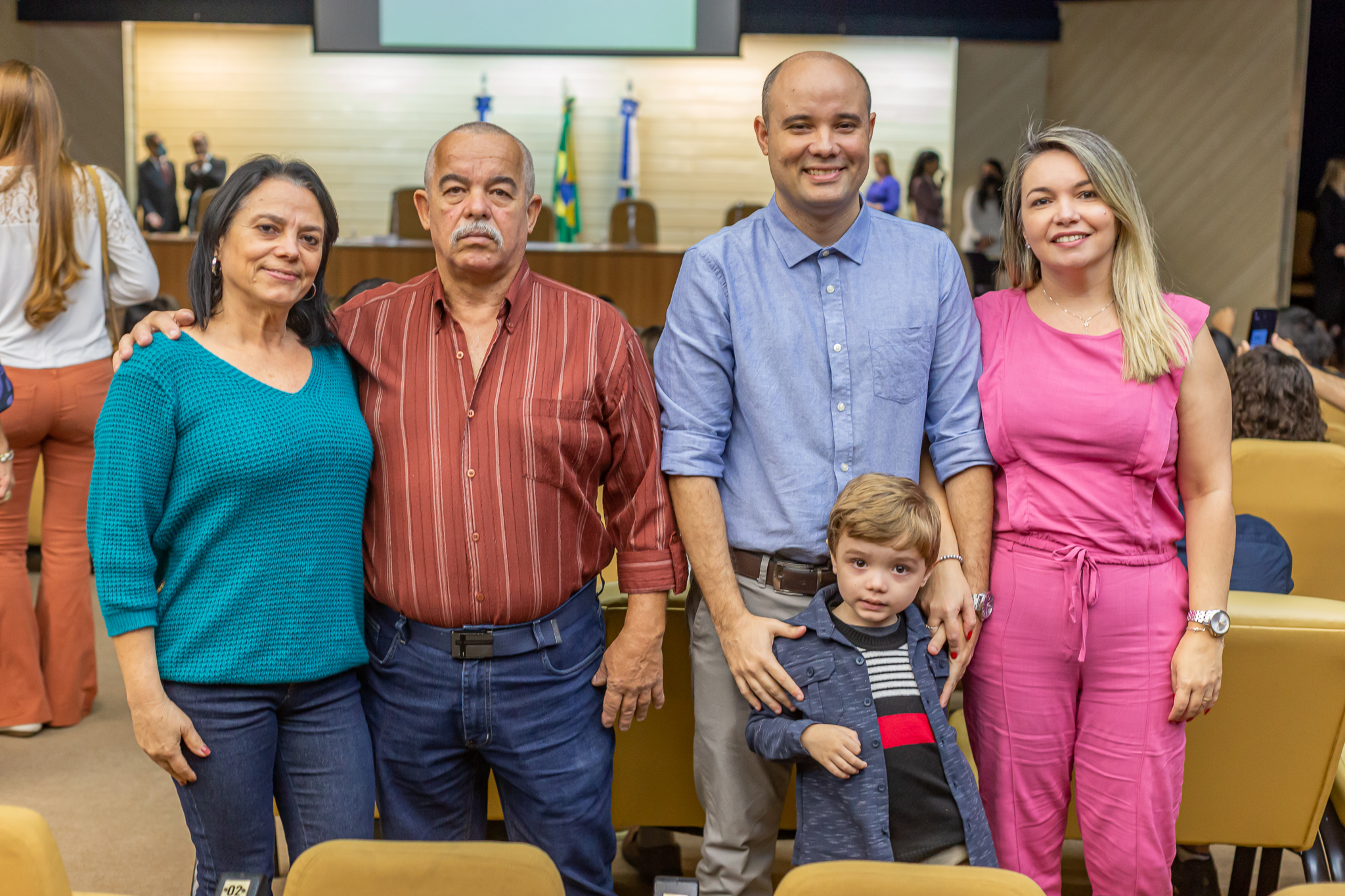 Foto posada da família de Tony. Da esquerda para direita: mãe, pai, Tony, seu filho e a esposa