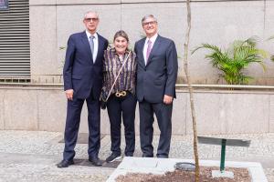 O presidente da Cosus, desembargador Heleno Pereira Nunes; a diretora do Deape, Rosiléa Di Masi Palheiro; e o presidente do TJRJ, desembargador Henrique Carlos de Andrade Figueira.