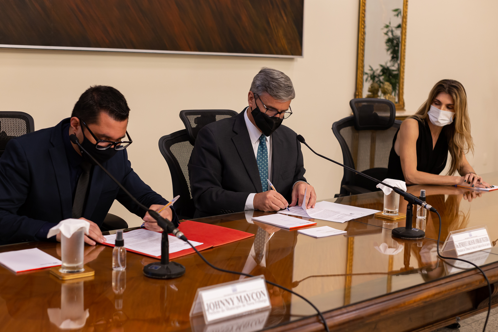 Presidente do TJRJ, desembargador Henrique Carlos de Andrade Figueira assina convênio com a Prefeitura de Nova Friburgo para instalação do Programa Concilia no município.