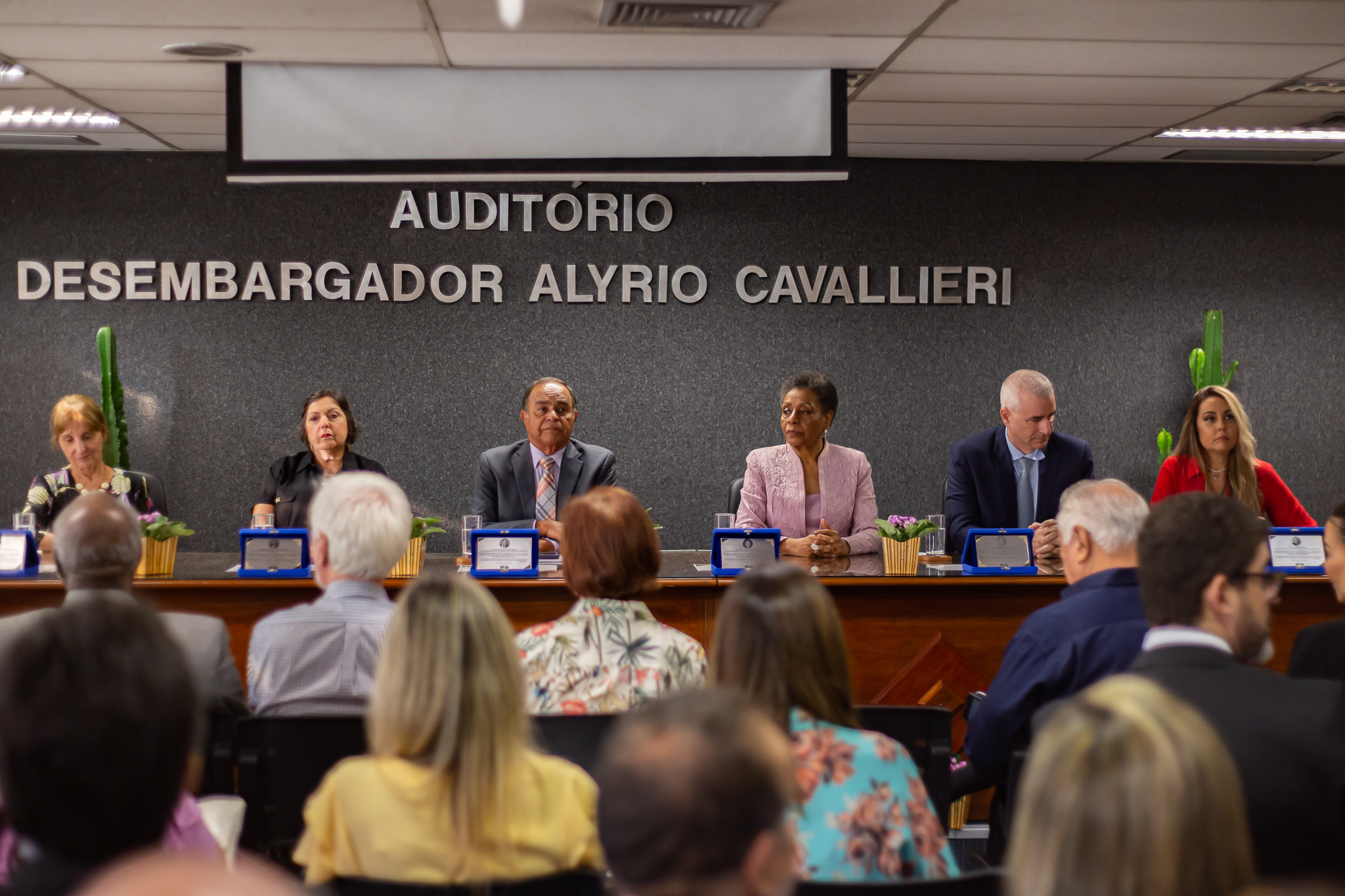 Mesa composta por familiares de homenageados e homenageados. Da esquerda para direita: Leila Cavallieri, filha do desembargador Alyrio Silva Cavallieri; Desirée Siqueira, sobrinha do desembargador Liborni Bernardino Siqueira; desembargador Siro Darlan de Oliveira; desembargadora Ivone Ferreira Caetano; e os juízes Pedro Henrique Alves e Glória Heloiza Lima da Silva