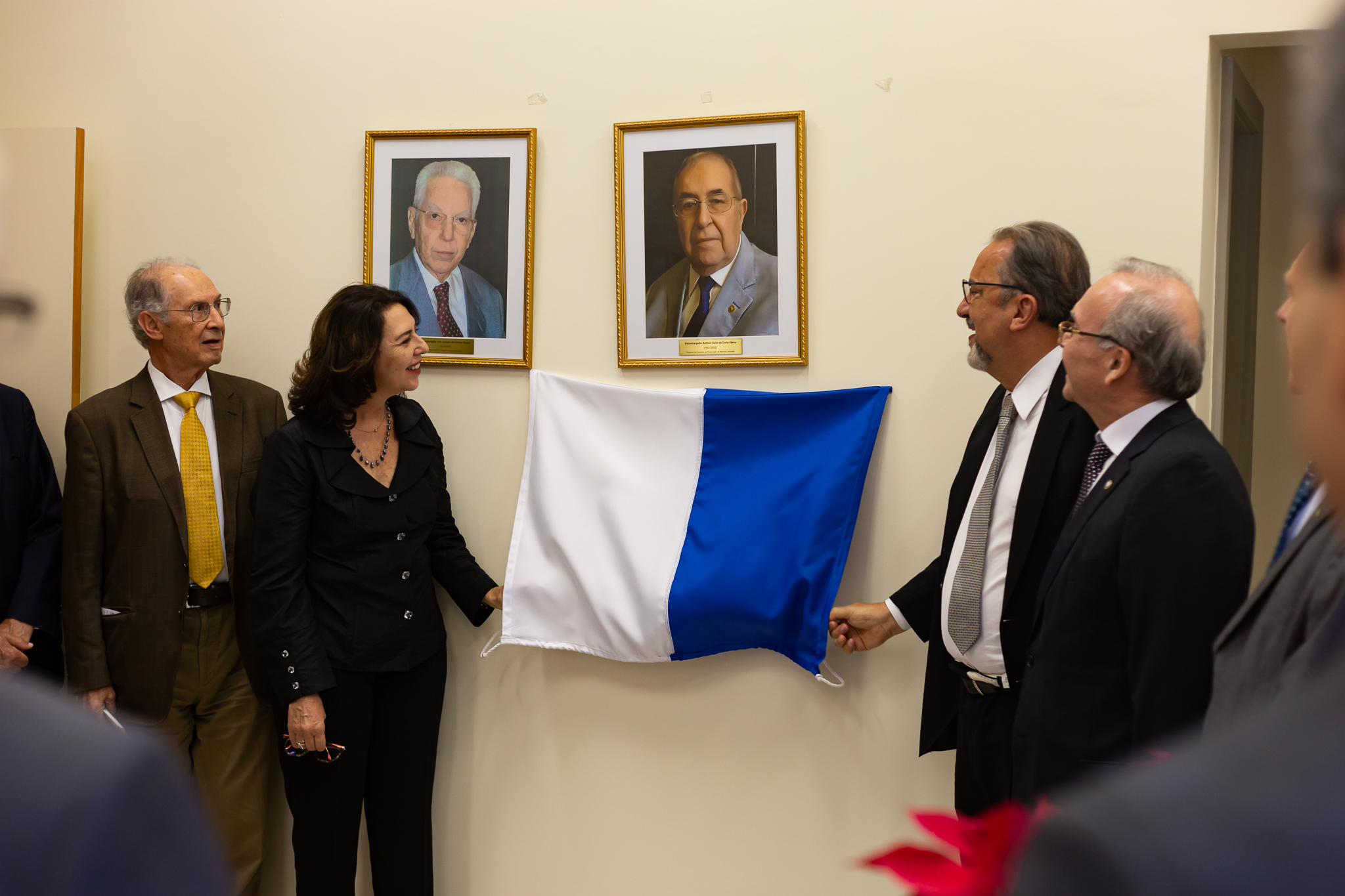 Da esquerda para direita: desembargador Marcus Antônio de Souza Faver; Elizabeth Almeida Abreu, filha do homenageado; desembargador José Carlos Maldonado de Carvalho; e desembargador Ricardo Rodrigues Cardoso