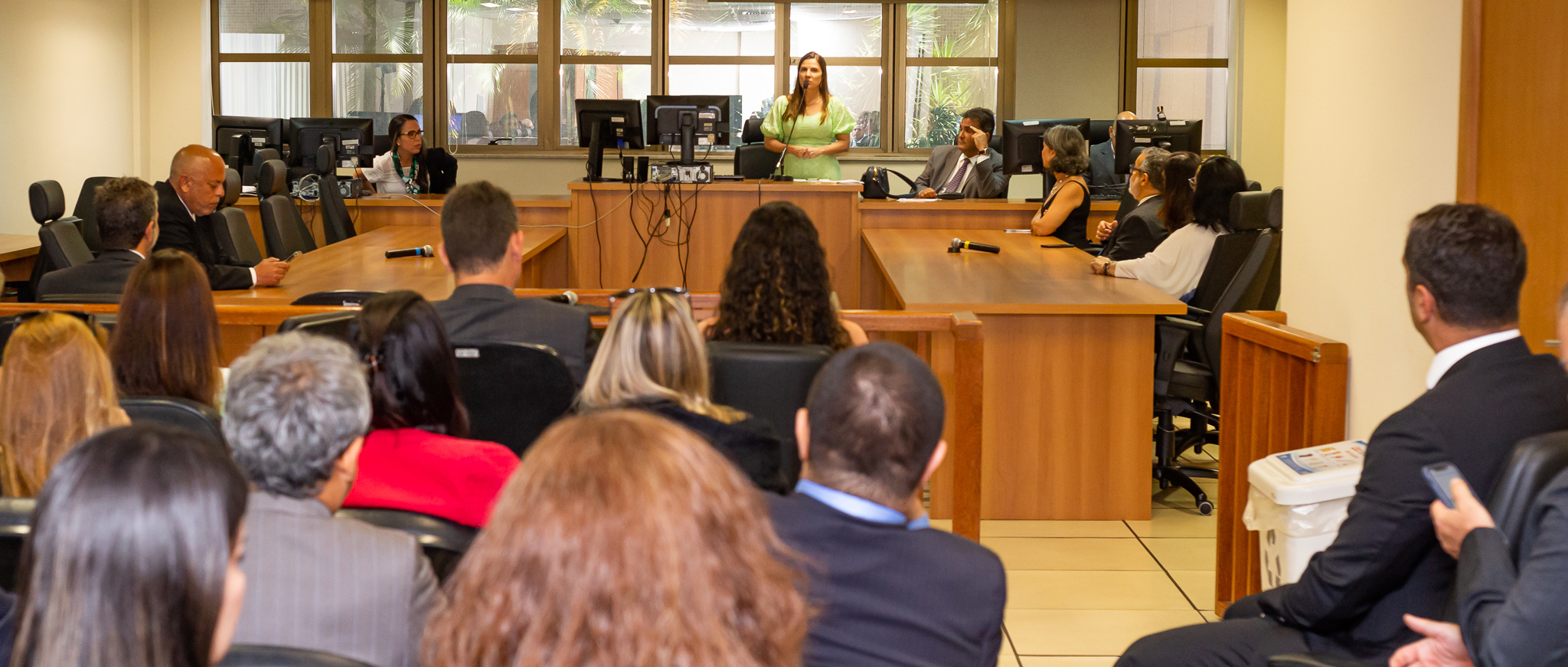 Imagem da desembargadora Maria Helena Pinto Machado (de pé), presidente da Cojes, falando durante reunião com 45 juízes de Direito designados para compor as Turmas Recursais do TJRJ