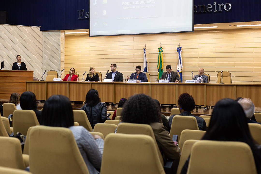​ - Estamos vivendo um momento de forte polarização, onde as opiniões pouco são respeitadas, e as decisões judiciais entram nesses debates polêmicos. Então é muito bom criar um espaço em que a gente possa debater de forma sadia - disse o coordenador do encontro.  De acordo com o magistrado, questões como as que envolvem menores infratores precisam ser tratadas com serenidade para evitar decisões equivocadas que, no fim, acabam prejudicando as crianças.  - O campo jurídico deve evitar o pensamento único e incentivar conversas que sejam claras e ponderadas. A única maneira de aperfeiçoar os dispositivos que tratam da proteção às crianças e adolescentes é discutir sem censuras e restrições – concluiu.    A professora Rosângela Martins, que também coordena o seminário, defende que é preciso enfrentar questões ainda recentes ou pouco discutidas para transformar a realidade de crianças e jovens brasileiros.  ​