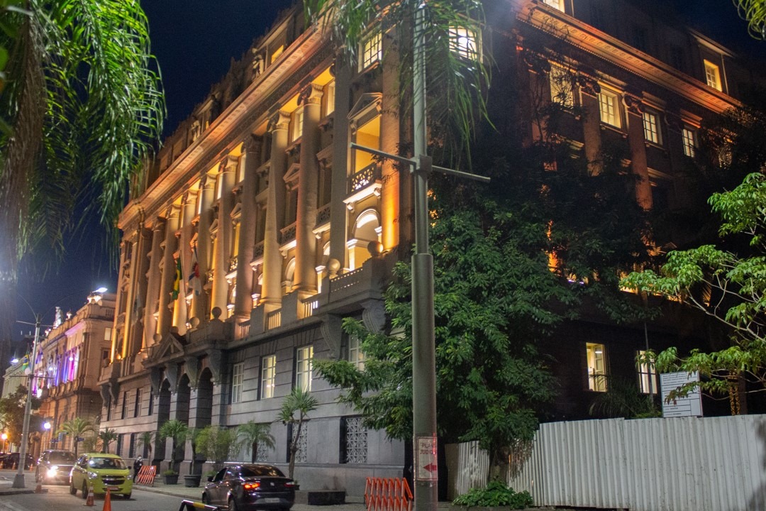 Fachada do Museu da Justiça com luzes amarela