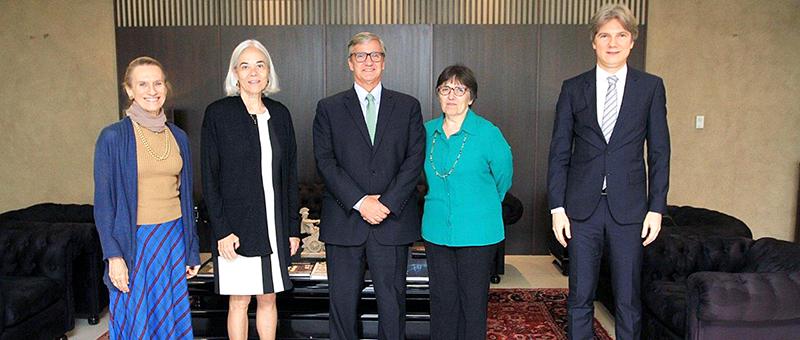 Foto posada. Todos de pé. Da esquerda para direita: desembargadora Cristina Tereza Gaulia, ministra Maria Thereza Rocha de Assis Moura, desembargador Henrique Carlos de Andrade Figueira, desembargadora Ana Maria Pereira de Oliveira e  juiz Gustavo Mazzocchi.