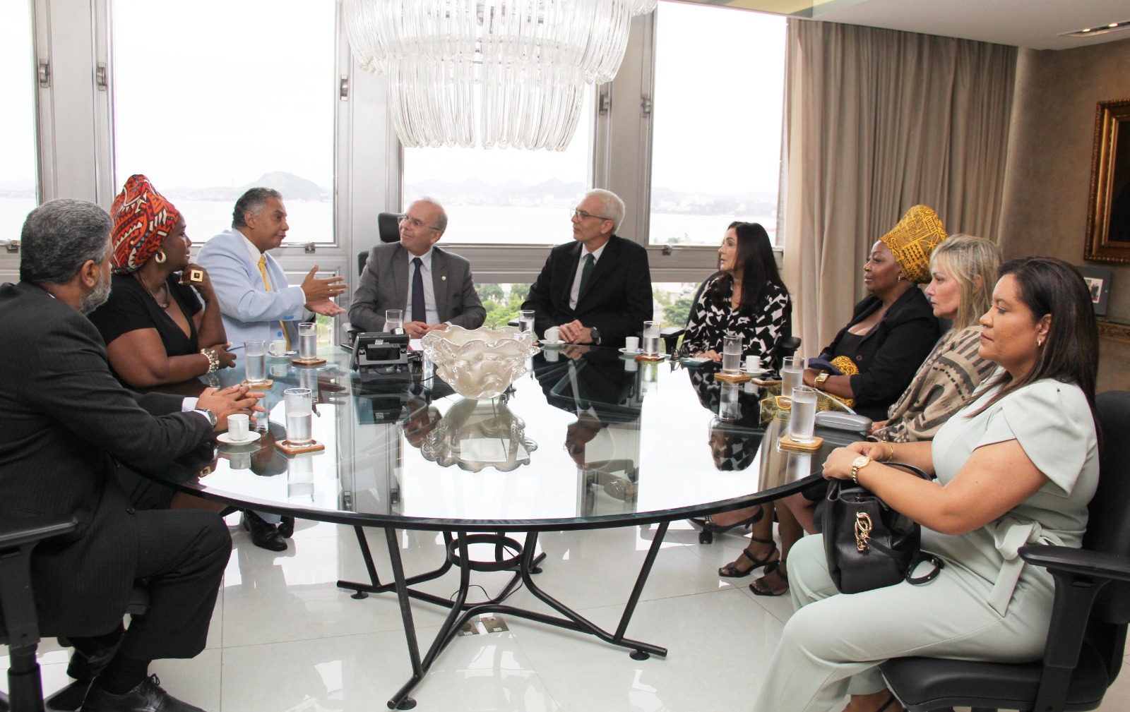 Da esquerda para direita: O membro CEVENB e Conselheiro da OAB, Wagner de Oliveira, a historiadora Claudia Vitalino, o presidente CEVENB, Humberto Adami, o desembargador Ricardo Rodrigues Cardozo presidente do TJRJ, os desembargadores Wagner Cinelli e Patricia Serra, a pesquisadora e membro CEVENB, Lenilda Campos, a juíza auxiliar da presidencia Ana Paula Monte Figueiredo Pena Barros e Alessandra Santos, advogada e vice-presidente da CEVENB.