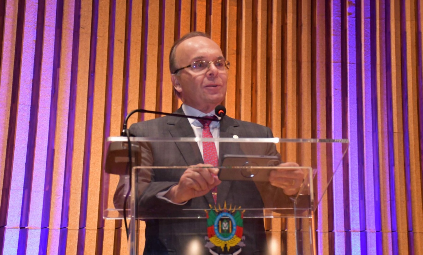 Imagem do desembargador Ricardo Cardozo discursando congresso no Tribunal de Justiça do Rio Grande do Sul  imagem - TJRJ é homenageado pela Justiça gaúcha em Congresso de Cooperação Judiciária