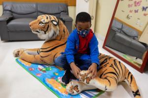 Arthur Muniz, 6 anos, se divertiu durante visita ao Museu da Justiça de Niterói