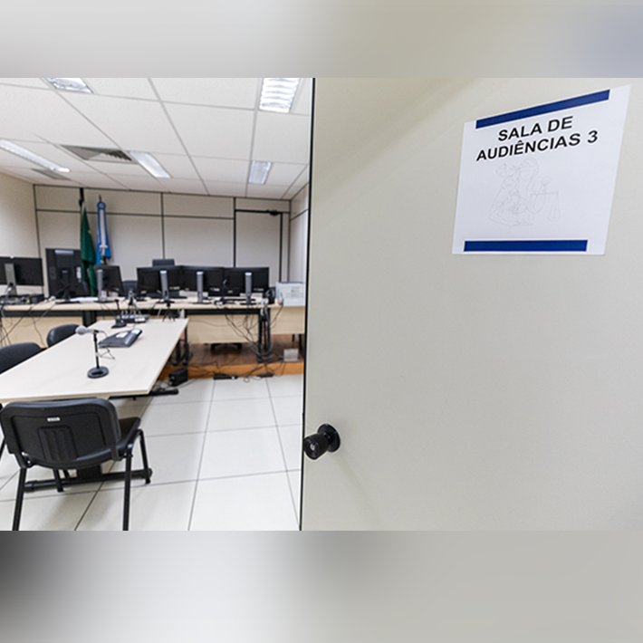 Foto da entrada de uma das salas de audiência da Central de Audiência de Custódia de Benfica