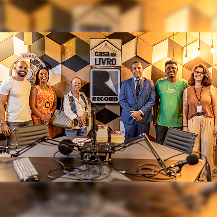 Da esquerda para a direita: O Policial Federal Paulo Henrique de Paula Oliveira;  a coordenadora de Inserção Social da Secretaria Estadual de Administração Penitenciária (Seap), Fernanda Trovão; a desembargadora Maria Angélica, 2a Vice-Presidente do Tribunal de Justiça do Estado do Rio de Janeiro (TJRJ); o juiz-auxiliar da 2a Vice-Presidência, Marco José Mattos Couto; o coordenador de Cultura, Educação e Esportes da Secretaria Nacional de Políticas Penais (Senappen), do Ministério da Justiça e Segurança Pública, Carlos Rodrigo Dias; e a assistente técnica do Programa Fazendo de Justiça do CNJ, Mariana Nicolau Oliveira.