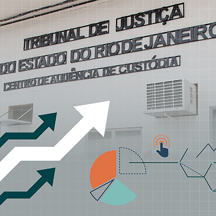 Foto da fachada da Central de Audiência de Custódia de Benfica com arte de setas e gráficas por cima ilustrando a apresentação das estatísticas.