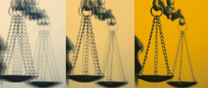 Imagem de três balanças da Justiça com fundo de cores diferentes.