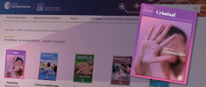Ao fundo, o carrossel Portal do Conhecimento com capas de vários números anteriores da Revista Ementário. À frente, a capa da edição especial de agosto de 2023 com o título Feminicídio, com a imagem de mão espalmada em destaque, tendo ao fundo embaçado rosto de mulher coberto por outra mão.