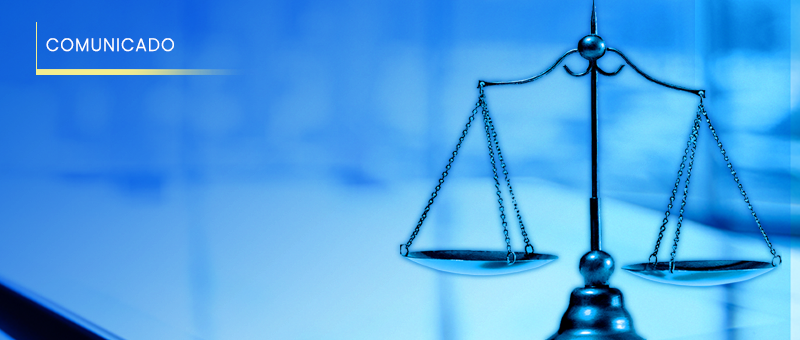 Imagem com fundo azul e uma balança da Justiça à direita.