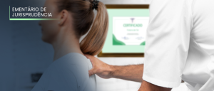 Perfil de paciente feminina, sendo examinada por um médico.