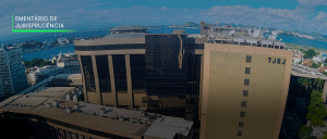 #Paratodosverem: Acima, à esquerda, o título "EMENTÁRIO DE JURISPRUDÊNCIA". Visão panorâmica do Complexo do Poder Judiciário do Estado do Rio de Janeiro, tendo, ao fundo, a Baía de Guanabara.
