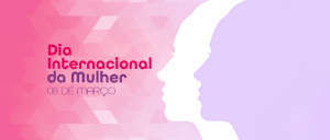 Imagem de fundo rosa em tons degradê. À esquerda o título Dia Internacional da Mulher 08 de março. À direita dois perfis de rostos de mulher, um em fundo branco e o outro em fundo lilás.