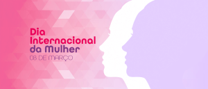 Imagem de fundo rosa em tons degradê. À esquerda o título Dia Internacional da Mulher 08 de março. À direita dois perfis de rostos de mulher, um em fundo branco e o outro em fundo lilás. 
