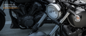 #ParaTodosVerem: Acima, à esquerda, o título "EMENTÁRIO DE JURISPRUDÊNCIA". Ao fundo, em tom cinza-azulado, e em close, detalhes que caracterizam uma motocicleta