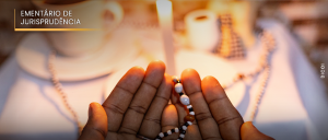 #ParaTodosVerem: Acima, no canto esquerdo, o título “EMENTÁRIO DE JURISPRUDÊNCIA”. Imagem do chamado “conga” na umbanda e também conhecido como “peji” ou “altar” no candomblé, um local sagrado onde são cultuados os orixás e entidades espirituais. 
