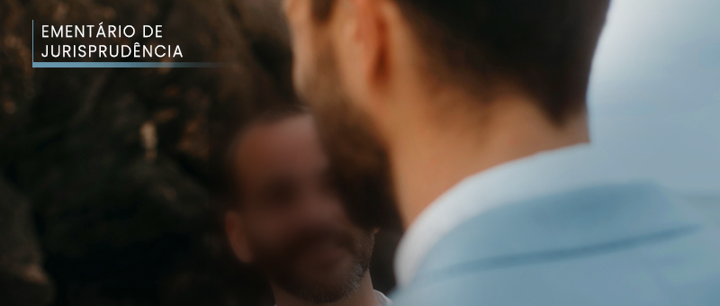 #ParaTodosVerem: À esquerda, acima, o texto EMENTÁRIO DE JURISPRUDÊNCIA. Em primeiro plano, dois homens de barba e cabelos curtos, um de costas, o outro de frente sorrindo.