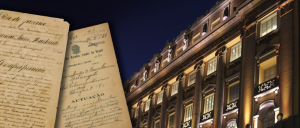 Imagem do prédio do Museu da Justiça, que apresenta fachada retangular simétrica, ostentando em suas linhas arquitetônicas o estilo eclético, com tendências ao neoclassicismo. Sobreposta à imagem do Museu da Justiça, duas reproduções de documentos jurídicos antigos.  