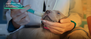  #ParaTodosVerem: Imagem de sala de clínica veterinária, com dois cães de mesma raça, sendo que um recebe medicamento por uma seringa, aplicada pela médica veterinária. Acima, à esquerda, a logomarca do Poder Judiciário do Estado do Rio de Janeiro. Texto: EMENTÁRIO DE JURISPRUDÊNCIA.