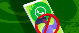 Imagem de um smartphone exibindo na tela o símbolo do aplicativo WhatsApp, com a imagem do símbolo de proibido, sob um fundo em tons de verde.