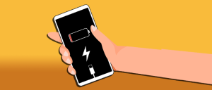 Mão segurando um celular com a imagem de uma bateria descarregada na tela