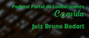 Ao fundo, um teclado de computador desfocado. No plano principal, o título Podcast Portal do Conhecimento Convida - Juiz Bruno Bodart.