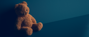 urso de pelúcia no canto esquerdo da imagem sob fundo azul