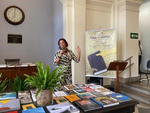 Siléa Macieira, diretora do Museu da Justiça, declama um poema em homenagem ao dia 14/03, Dia da Poesia.