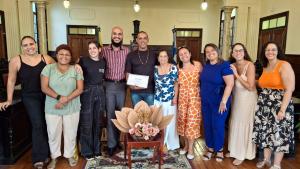 A equipe do Museu da Justiça de Niterói e o entrevistado ao centro