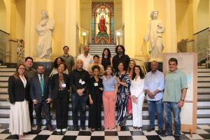 A Secretária-geral de Gestão do Conhecimento, Mariana Corrêa (ao centro) e as equipes do Museu do GBCON.