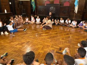 Educativo do Museu de Niterói em atividade com alunos da Escola Municipal Doutor Alberto Francisco Torres.