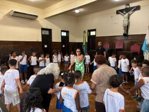Educativo do Museu de Niterói em atividade com alunos da Escola Municipal Doutor Alberto Francisco Torres.
