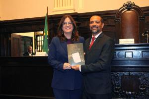 A juíza auxiliar da Presidência, Dra. Paula Feteira Soares, e o chefe do SEATA, Sr. Gilmar de Almeida Sá
