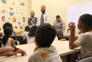 Educativo do Museu da Justiça Niterói ministrando a Oficina Meu Primeiro Cordel