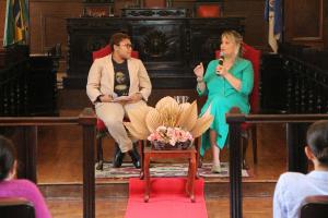 Sthefani Teixeira, historiadora do Museu da Justiça e a escritora Ângela Garrido Crispim