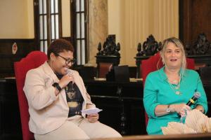 Sthefani Teixeira, historiadora do Museu da Justiça e a escritora Ângela Garrido Crispim