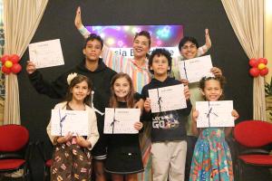 Siléa Macieira e as crianças convidadas da edição especial do Troca de Livros