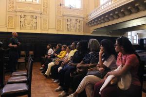 Leandro Pontes, museólogo do Museu da Justiça, media a visita.