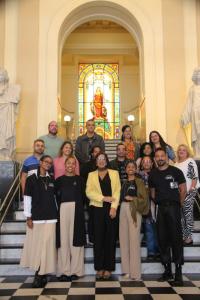 A equipe de arte educadores e os docentes da SME, ao certo a Diretora do Museu da Justiça, Siléa Macieira